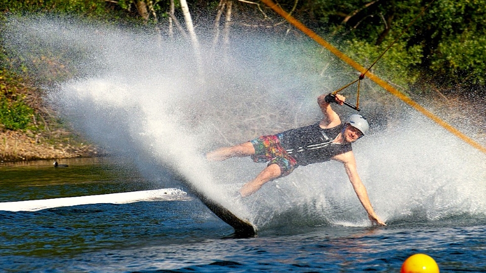 Wakeboarder fährt Spray-Effect: Wasser wird in einer feinen Fontäne aufgewirbelt; Foto: P. Netzer, Rechte: L. Bartsch