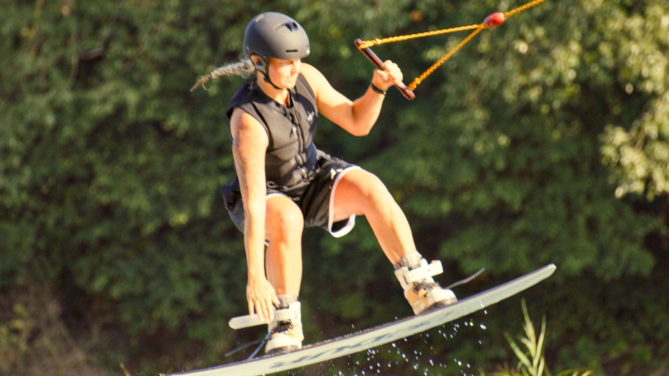 Wakeboarderin im Sprung; Foto: Philipp Netzer, Rechte: Lukas Bartsch